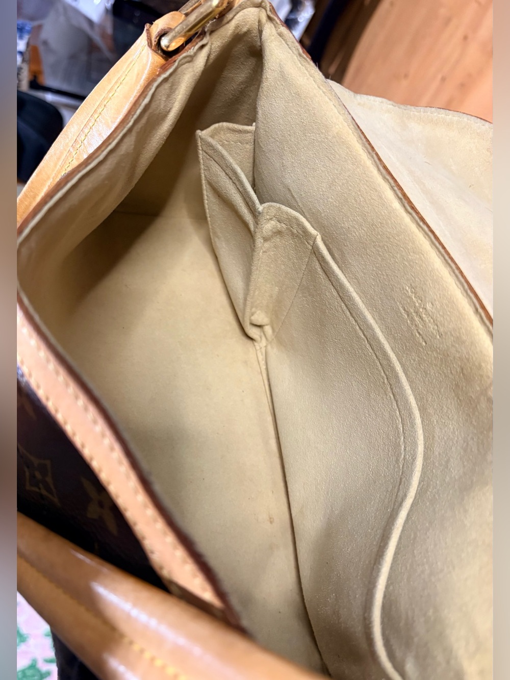 Louis Vuitton Beverly MM Bag. - Picture 8 of 17